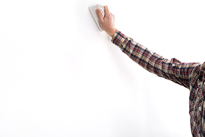 NETTOYER ET LAISSER SÉCHER LA SURFACE DU MUR