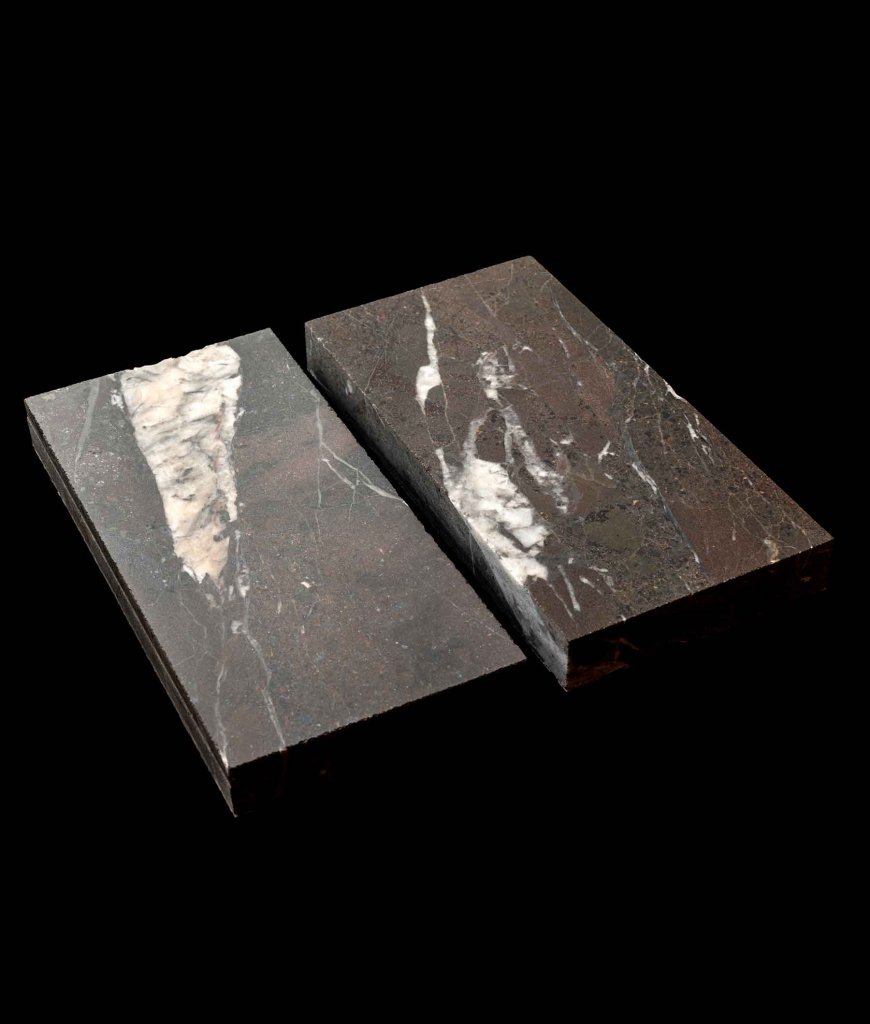 Deux échantillons de granit avec finitions polie et cuir sur fond noir