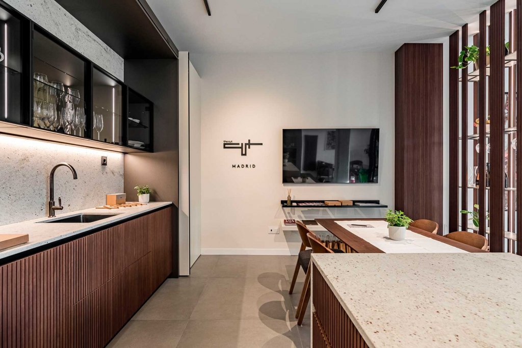 Cuisine moderne avec plan de travail en granit clair et mobilier en bois nervuré