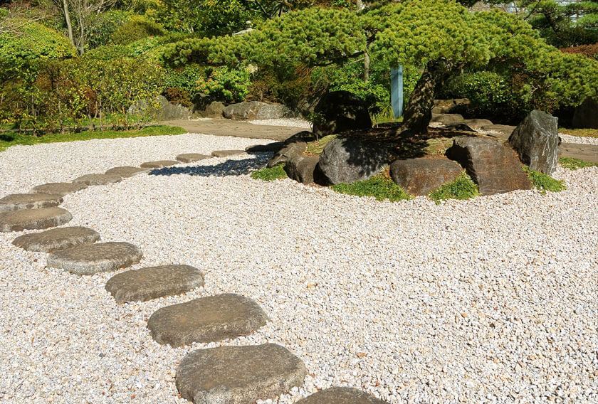 Gravier en marbre et pas japonais en granit