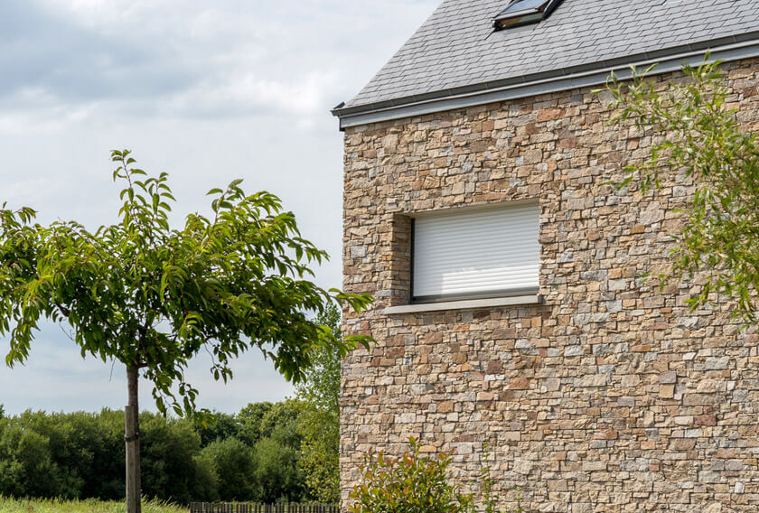 STONEPANEL Sylvestre sur la façade d'une maison à Rothéneuf