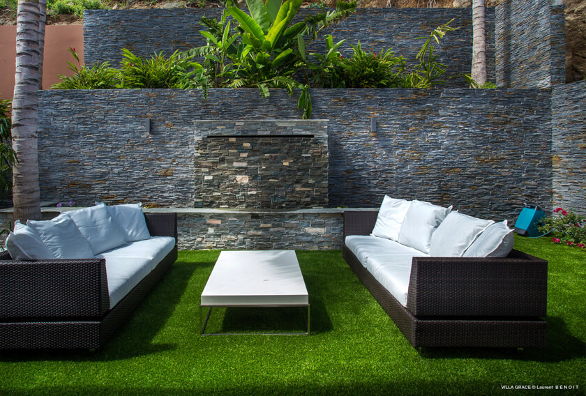 Patio avec des murs en pierre naturelle