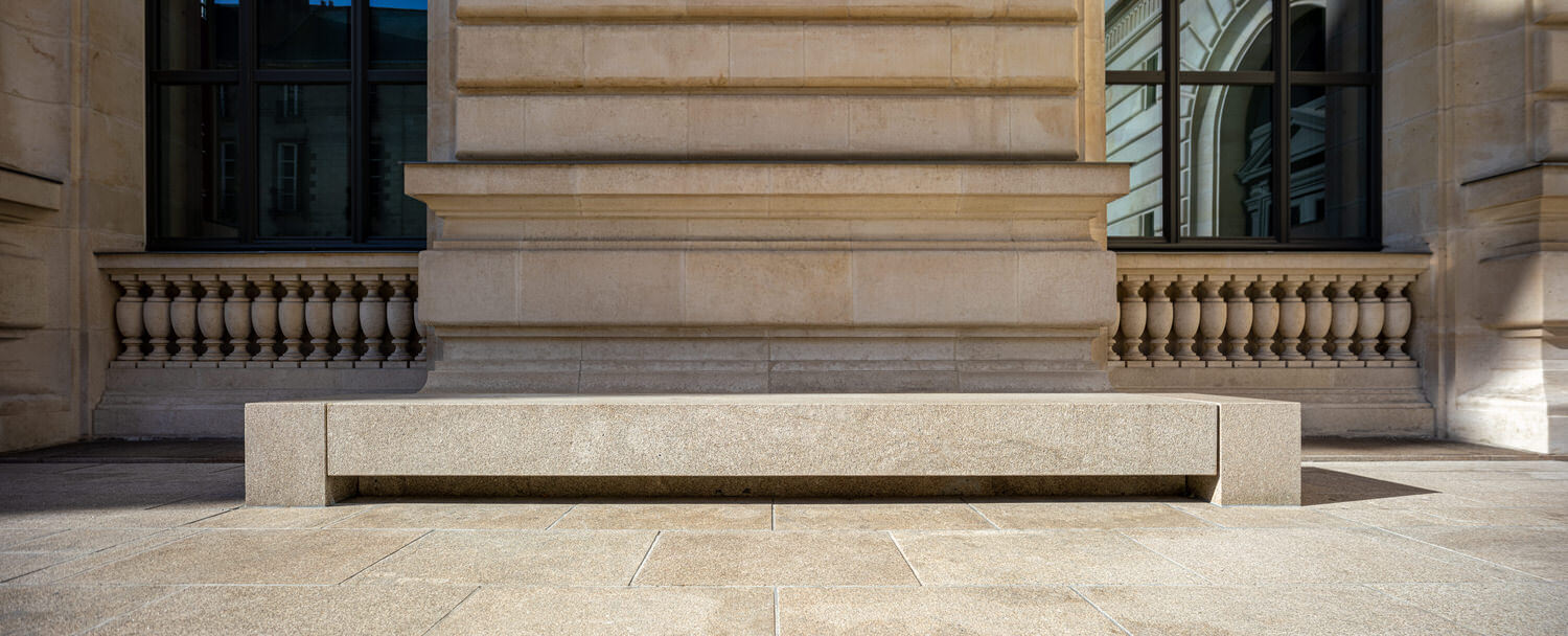 Banc en Granit Beige CUPA STONE pour l'entrée du Musee d'art Nantes