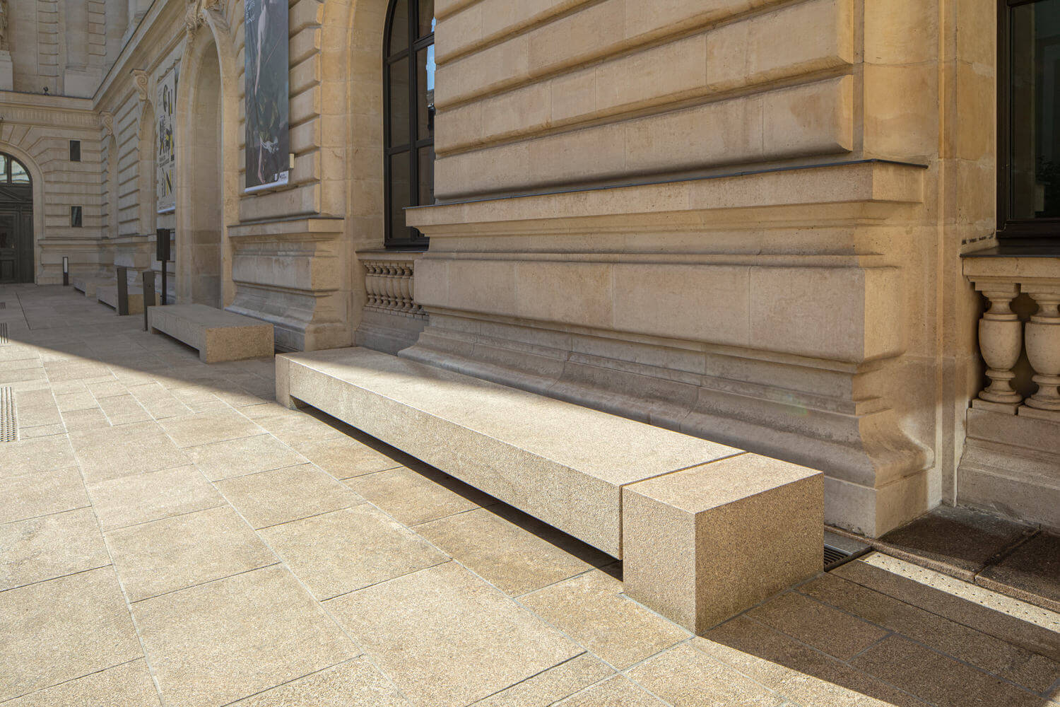 Banc en Granit Beige CUPA STONE pour l'entrée du Musee d'art Nantes