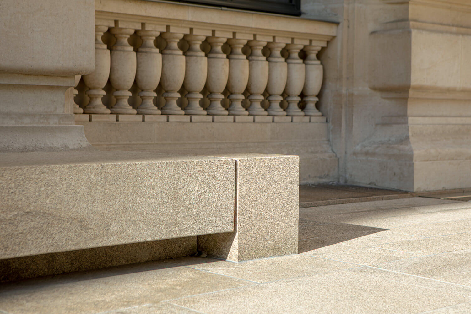 Banc en Granit Beige CUPA STONE pour l'entrée du Musee d'arts Nantes