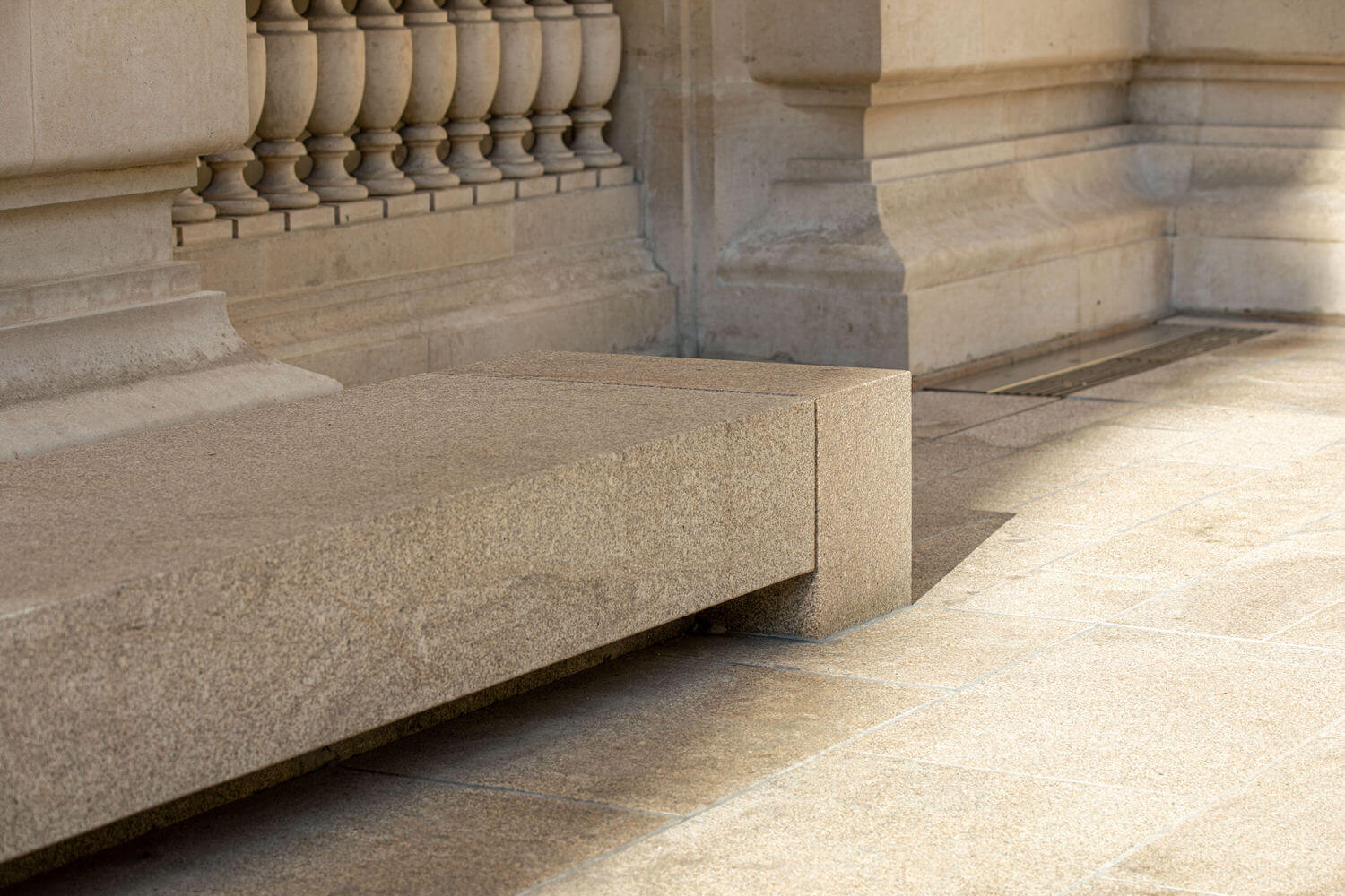 Banc en Granit Beige CUPA STONE pour l'entrée du Musee d'art Nantes