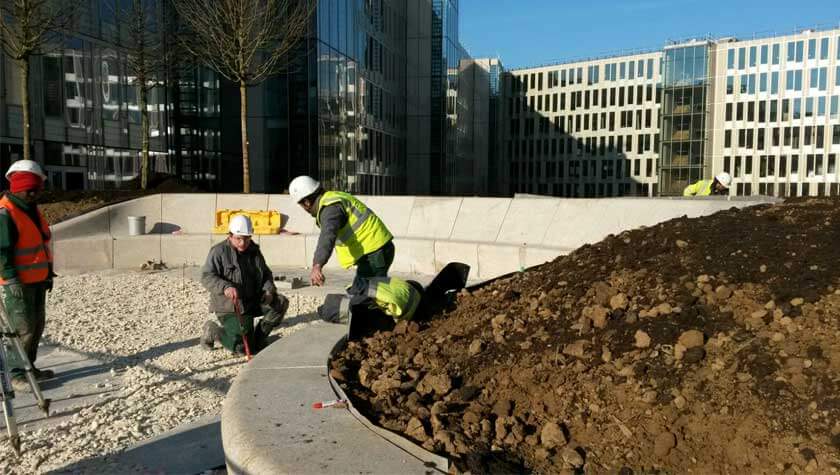 Granit beige CUPA STONE sur le sol et le banc de l'entreprise Veolia 