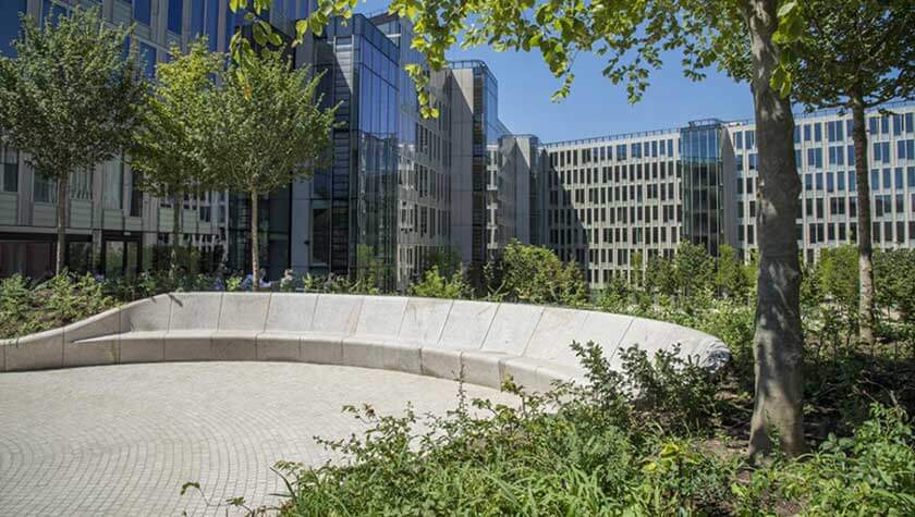 Granit beige CUPA STONE sur le sol et le banc de l'entreprise Veolia 