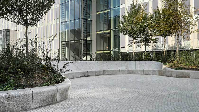 Granit beige CUPA STONE sur le sol et le banc de l'entreprise Veolia 