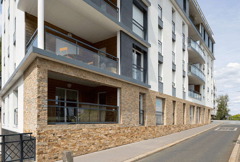 Gneiss de Saint-Yrieix, une touche de luminosité et sobriété sur la façade d’un bâtiment à Nantes