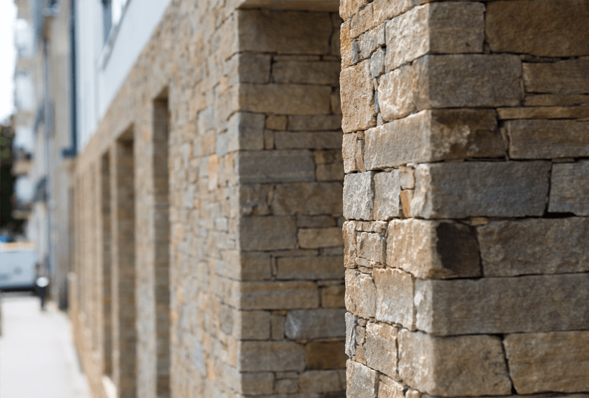 Gneiss de Saint-Yrieix, une touche de luminosité et sobriété sur la façade d’un bâtiment à Nantes