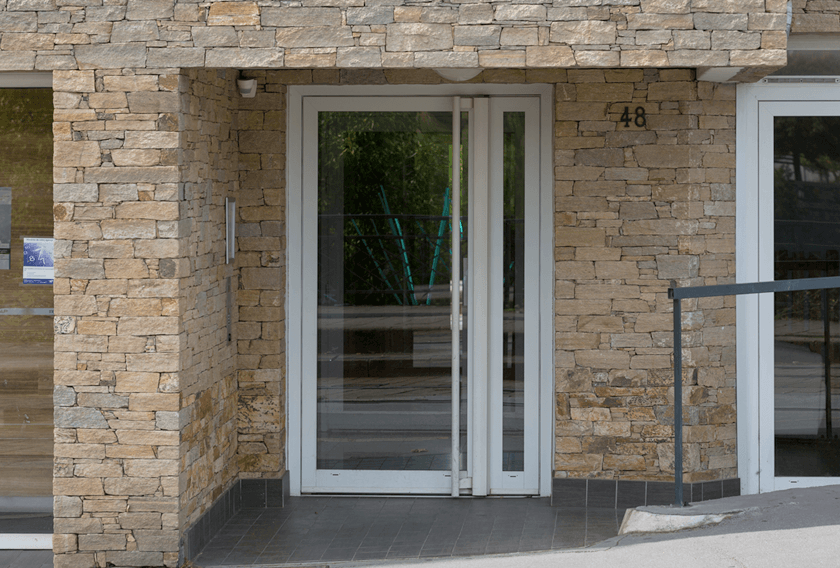 Gneiss de Saint-Yrieix, une touche de luminosité et sobriété sur la façade d’un bâtiment à Nantes