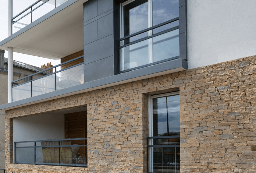 Gneiss de Saint-Yrieix, une touche de luminosité et sobriété sur la façade d’un bâtiment à Nantes