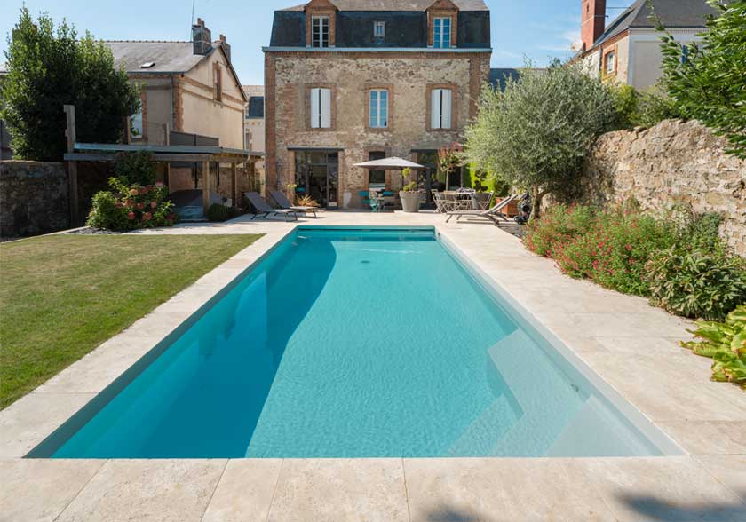 Pierre naturelle sur la terrace et piscine d'une maison