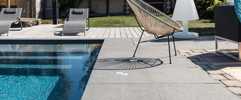 Granit noir sur la plage de piscine