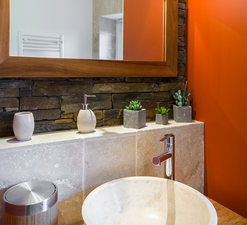 Salle de bains avec des revêtements de murs en Stonepanel