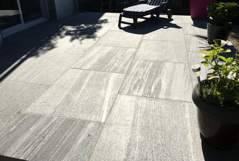 Terrasse avec un sol en Gneiss Biasca