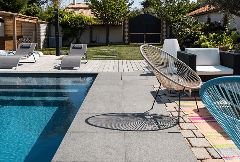 Granit Noir Ciselé CUPA STONE au jardin pour des espaces chaleureux