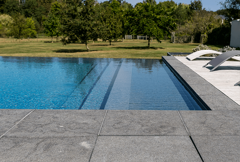 Projet de piscine avec le Granit Noir Ciselé CUPA STONE