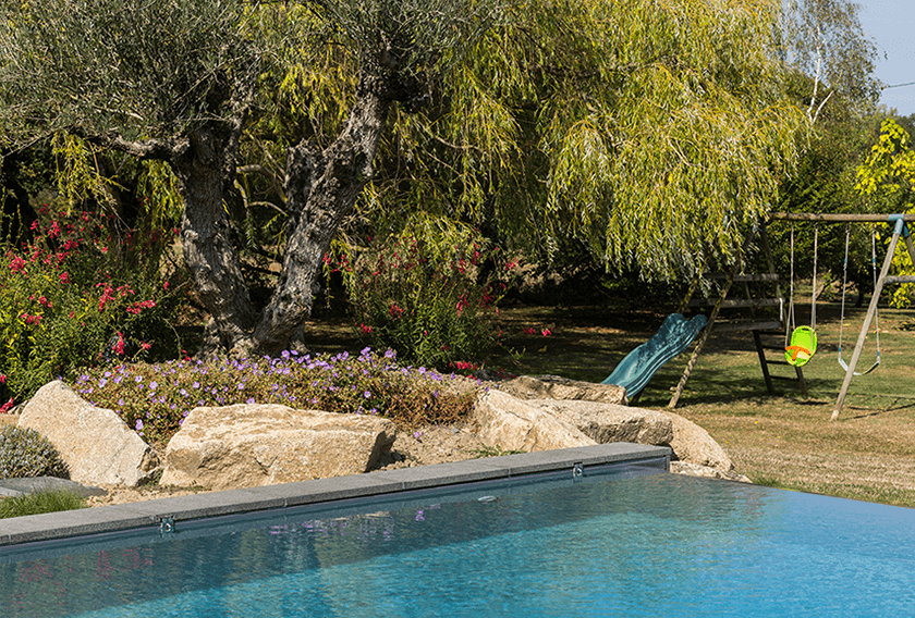 Projet de piscine avec le Granit Noir Ciselé CUPA STONE