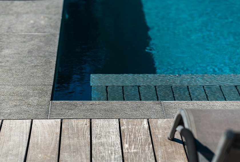 Projet de piscine avec le Granit Noir Ciselé CUPA STONE