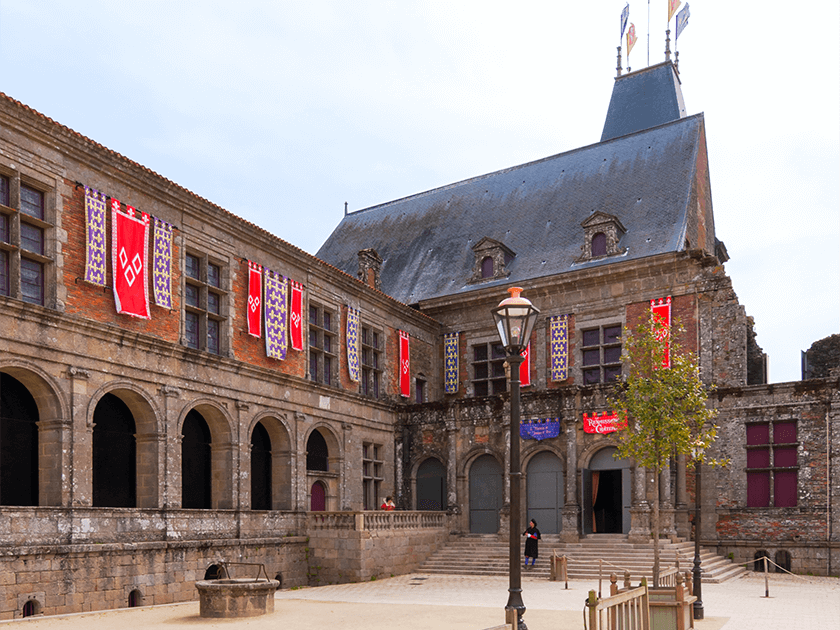 Les balustres du château historique du Puy du Fou la Renaissance du Château en pierre naturelle CUPA STONE