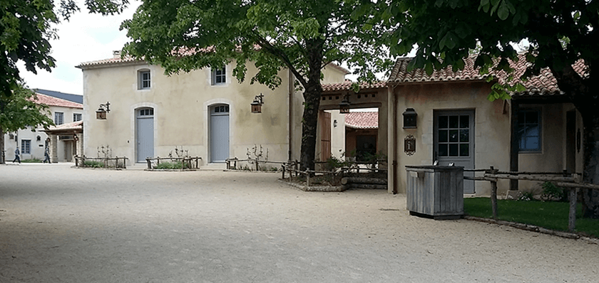 Entrée du Puy du Fou avec des jambages, des appuis, des seuils en Granit Beige CUPA STONE