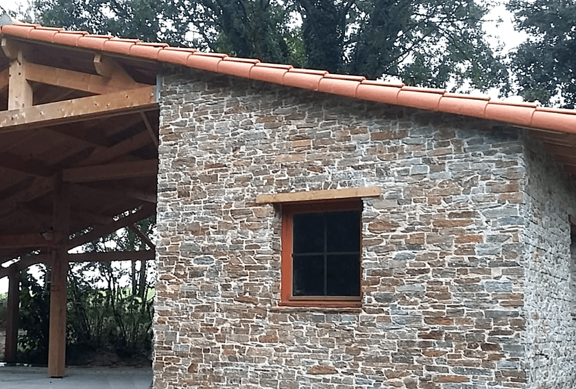 Un bâtiment avec des façades en Stonepanel Sahara pour garder le cachet de l’ancien 