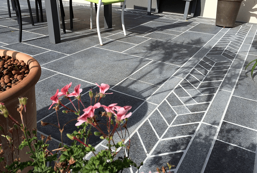 Terrasse avec un sol en Granit Noir CUPA STONE