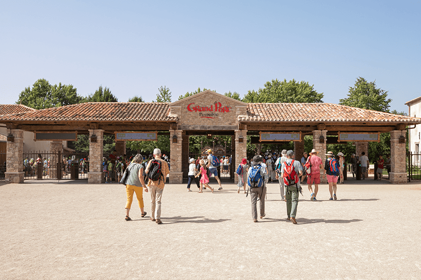 Entrée du Parc Puy du Fou en pierre naturelle CUPA STONE