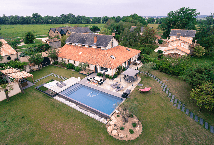 Projet de piscine avec le Granit Noir Ciselé CUPA STONE