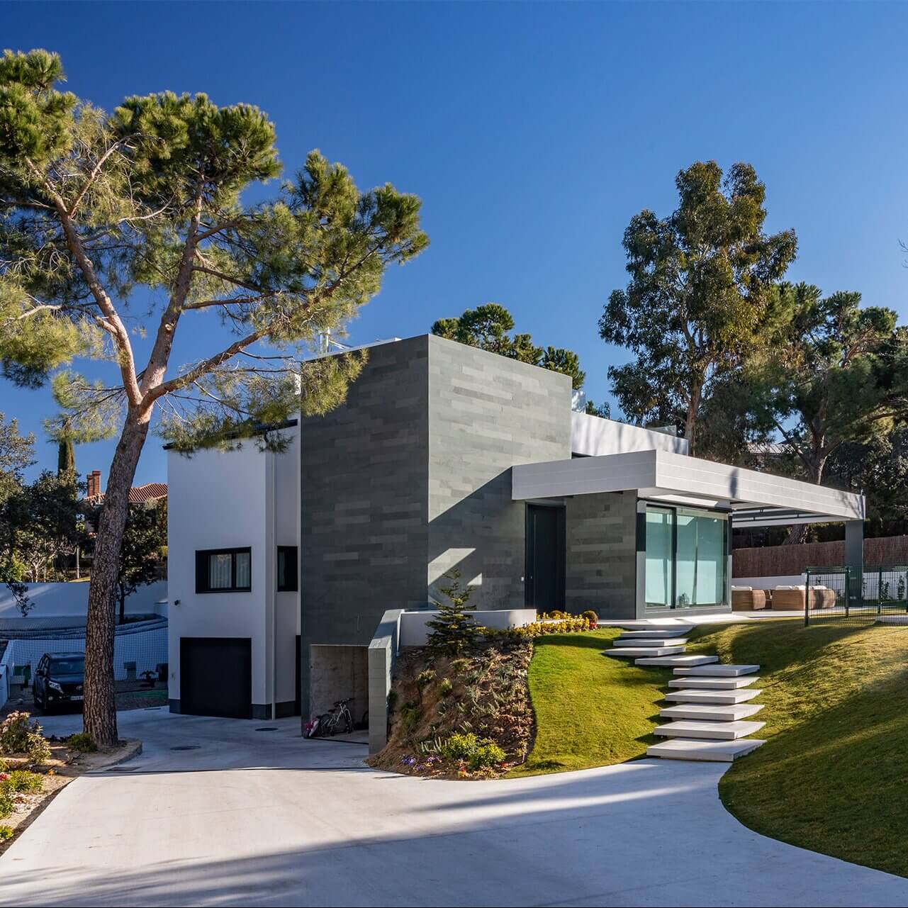 Maison rénovée à l’aide d’ardoise bleu ciel