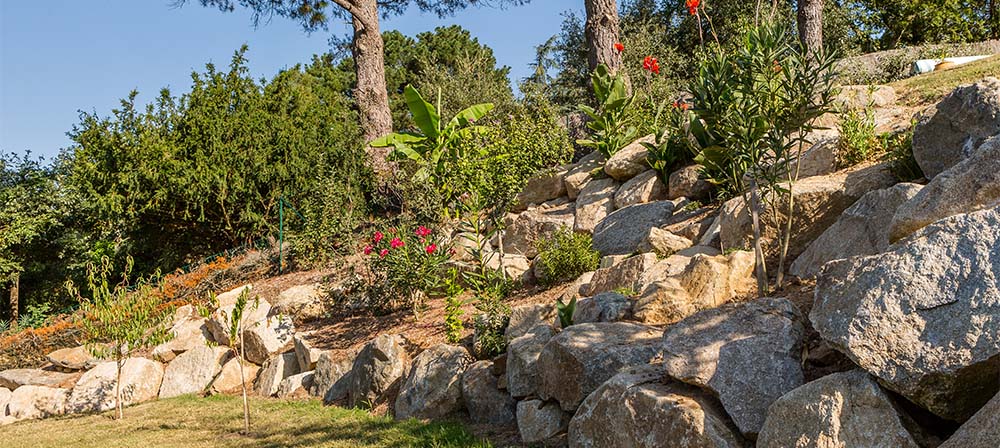 jardin avec pierre naturelle