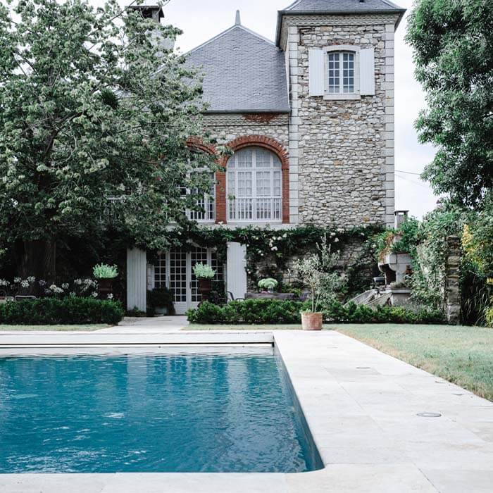 plage de piscine avec travertine à chateau monfort