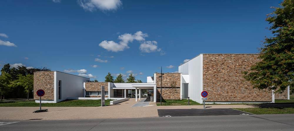 maison moderne facade en pierre naturelle