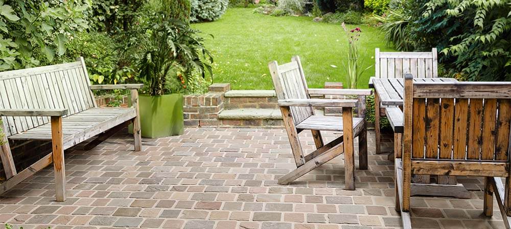 terrasse en pierre naturelle avec grès