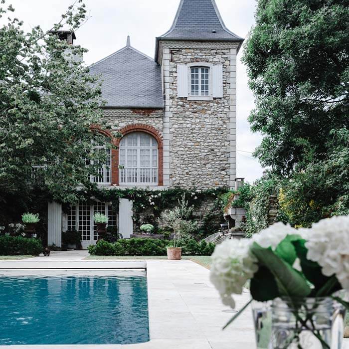 piscine et terrasse du château montfort avec façade de maison