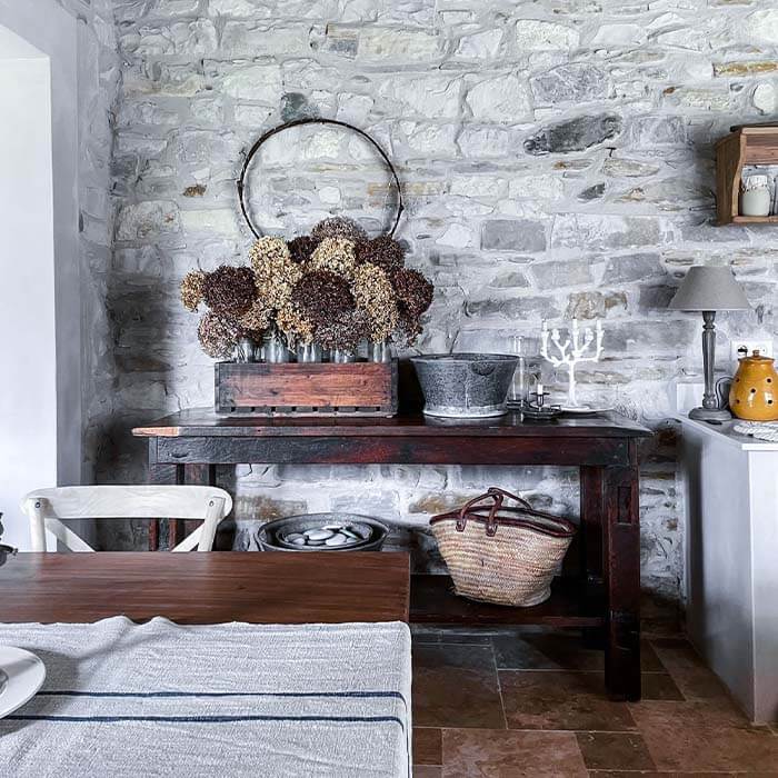 chateau montfort cuisine rustique avec sol en pierre naturelle
