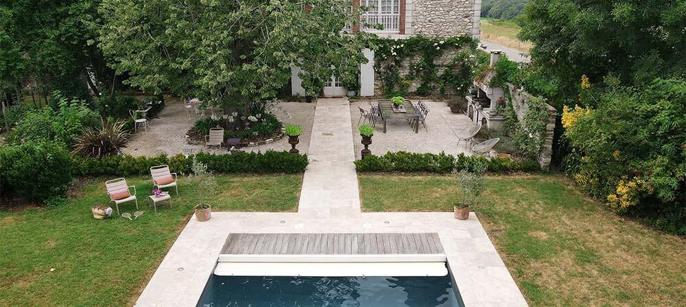 jardin avec terrasse et piscine dans chateau montfort