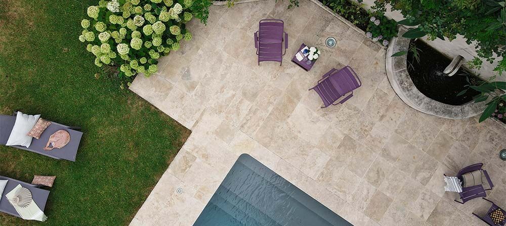 terrasse au bord de la piscine du château montfort