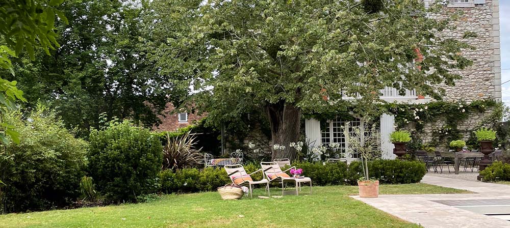 jardin du château de montfort avec chaises