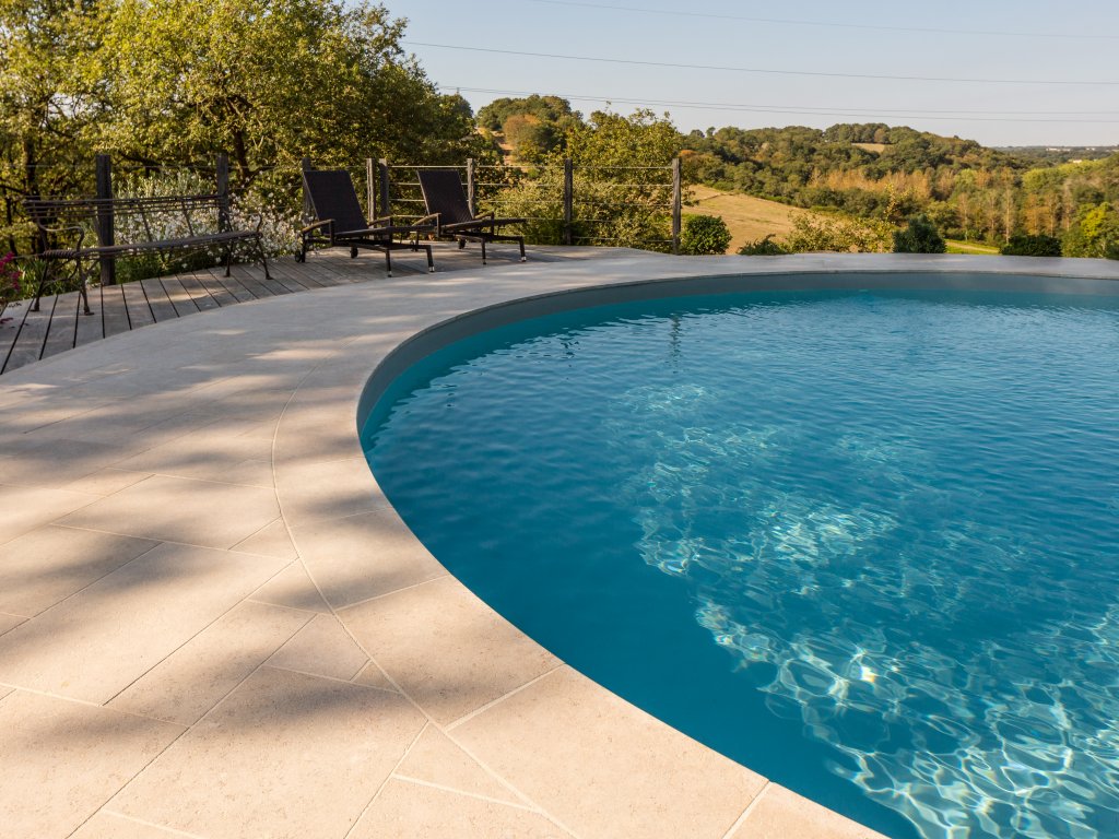 Piscine ronde calcaire Alhambra