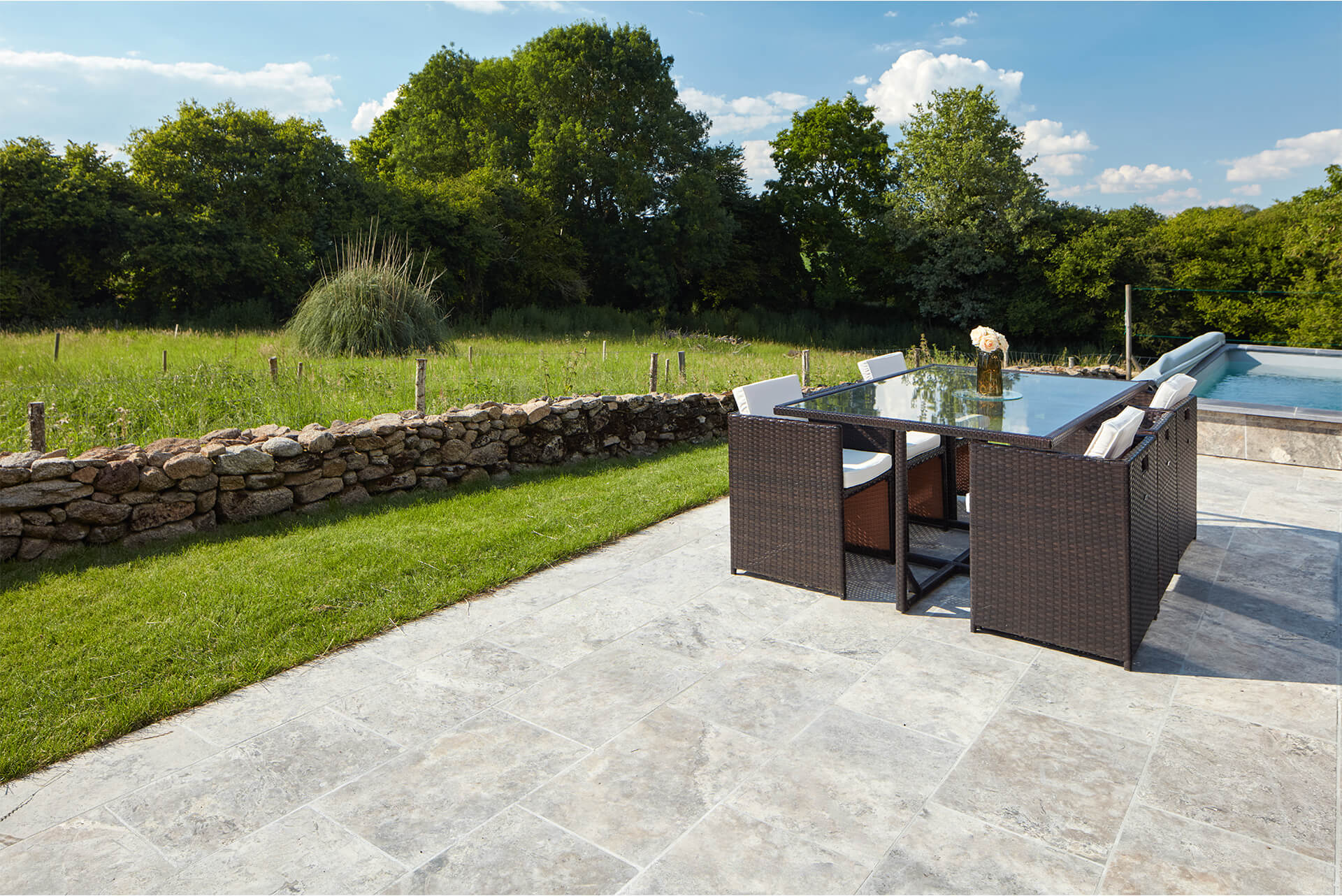 Une terrasse en pierre naturelle est tout ce dont tu as besoin