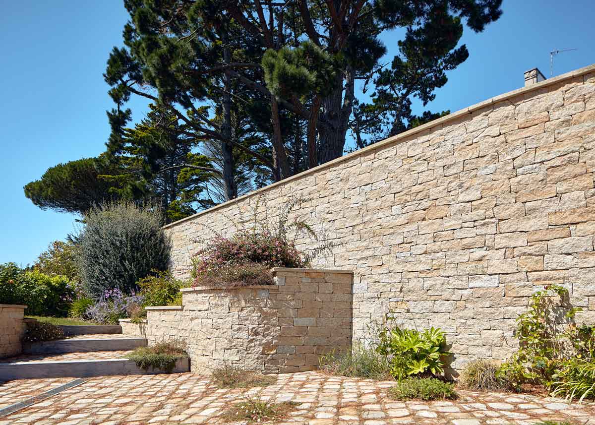 Le granit beige breton est l’une des pierres locales les plus utilisées pour la rénovation des maisons anciennes.