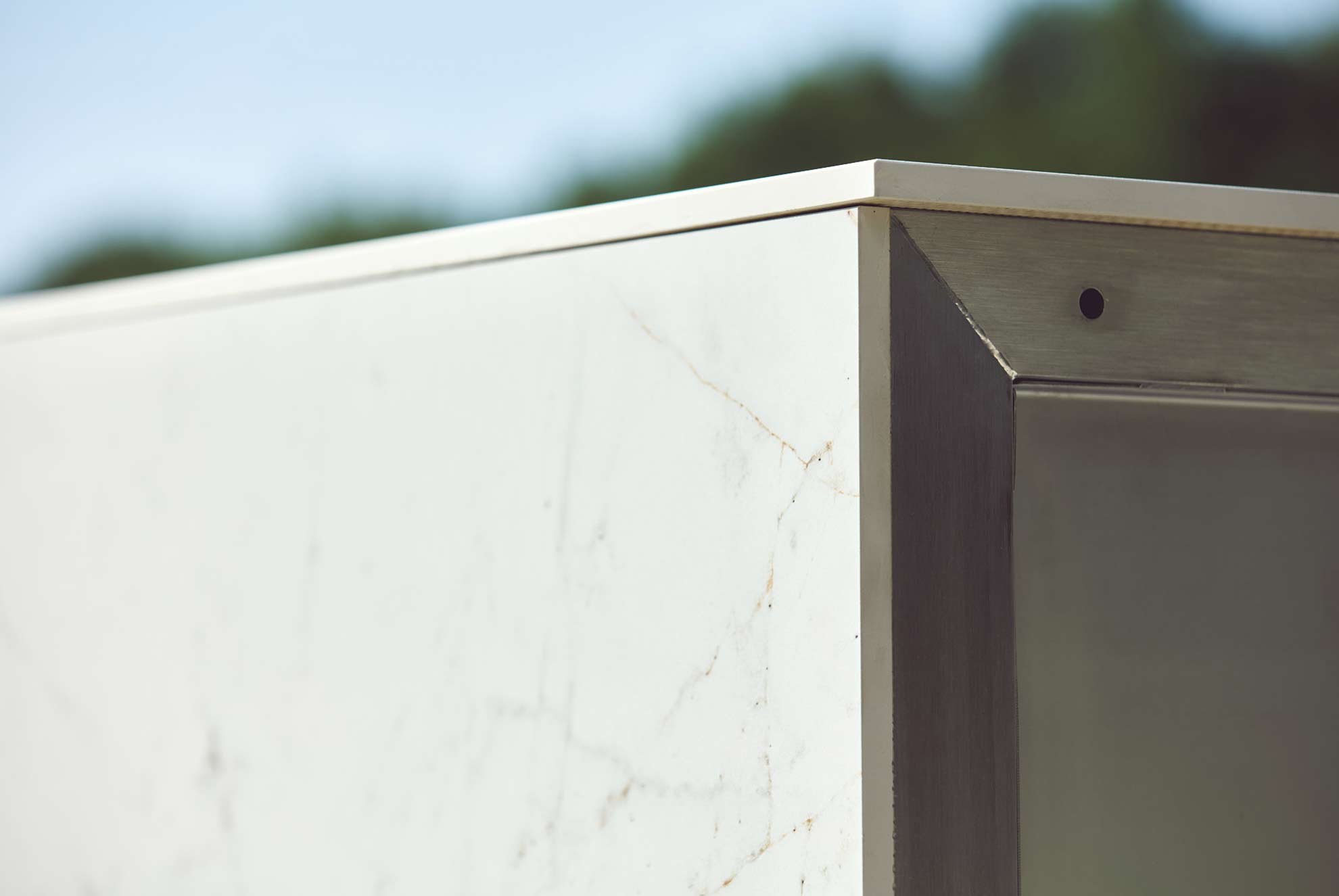 Étapes-d’installation-de-notre-cuisine-d’extérieure-modulaire-habillée-de-Ceratop-5