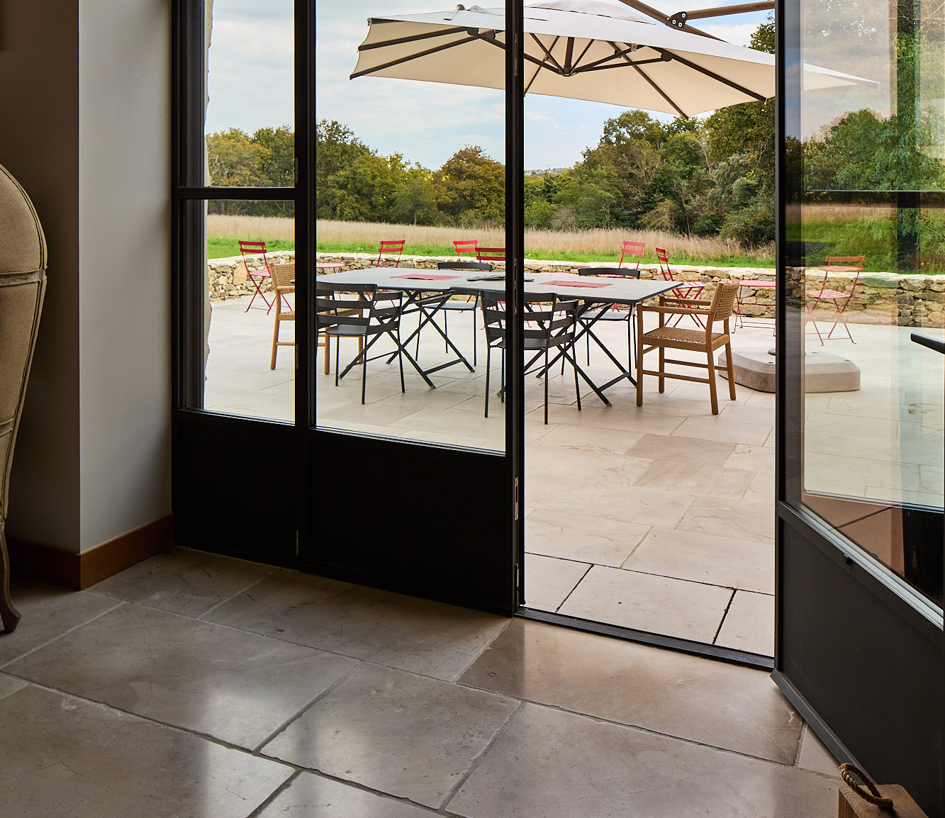 Dans cette habitation, le calcaire Condrieu crée un effet de continuité entre l’intérieur et l’extérieur, apportant élégance et luminosité