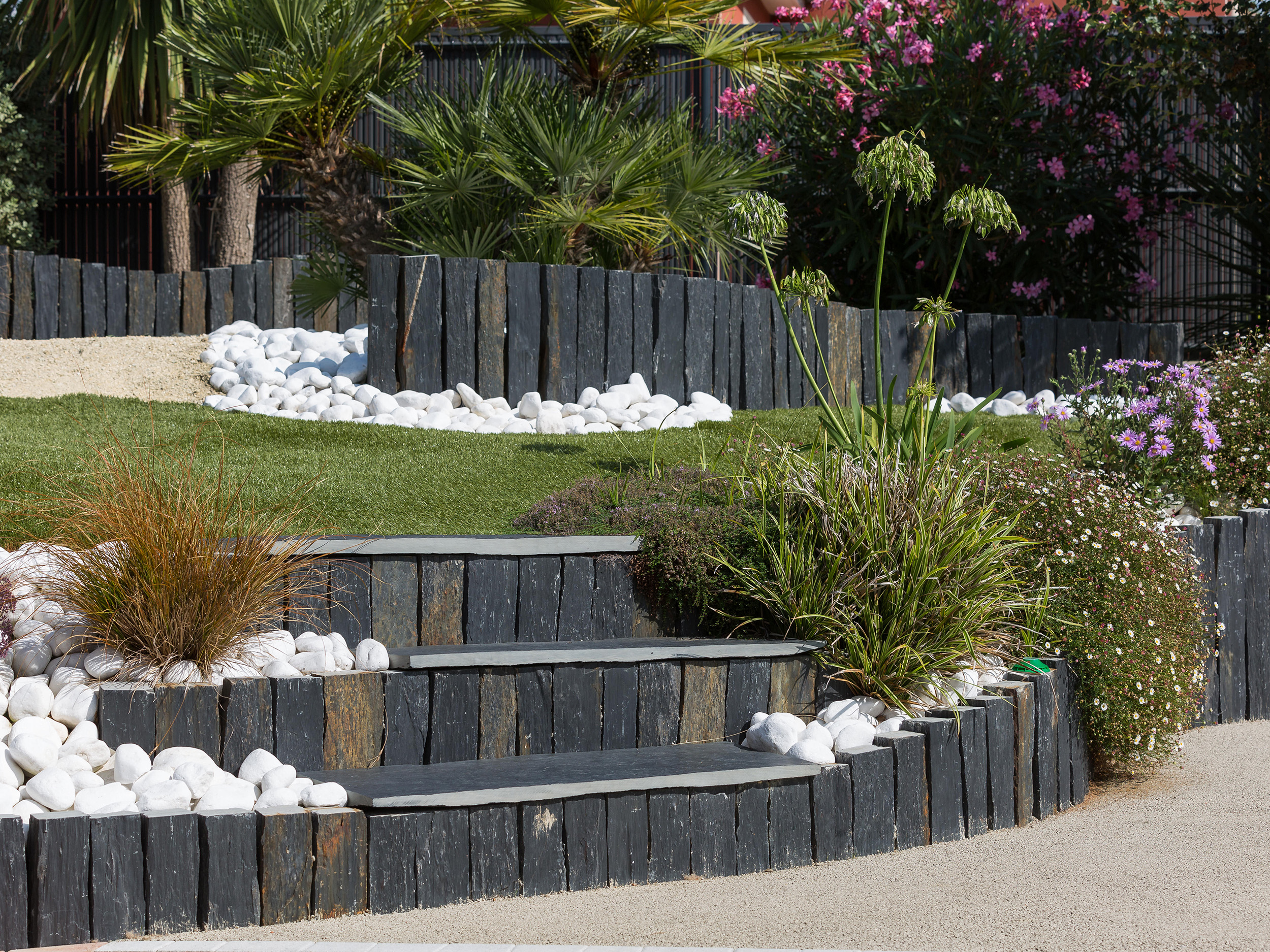 infercoa-schiste-ardoise-soutenement Les piquets Infercoa, de différentes hauteurs et disposés successivement, structurent le jardin tout en assurant le soutènement des terres.