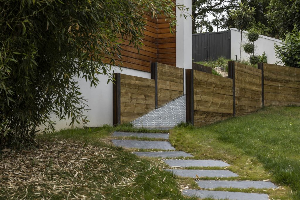 Pas japonais en pierre Fuji : une solution élégante et naturelle pour créer un cheminement discret dans le jardin, tout en apportant rythme, caractère et minéralité à l’aménagement paysager.