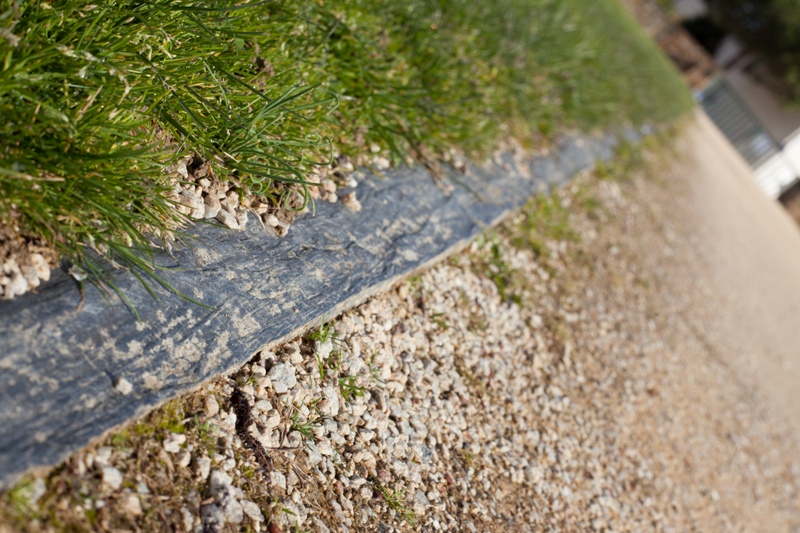 Bordure en schiste INFERCOA : une solution naturelle et résistante pour structurer les allées, délimiter les massifs et créer une séparation élégante entre zones végétalisées et espaces minéraux.
