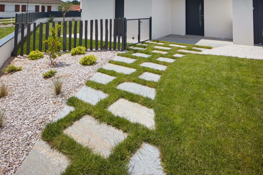 Pas japonais en quartzite Luzerne : une esthétique naturelle parfaite, associée à une résistance incomparable pour sublimer durablement les aménagements extérieurs.